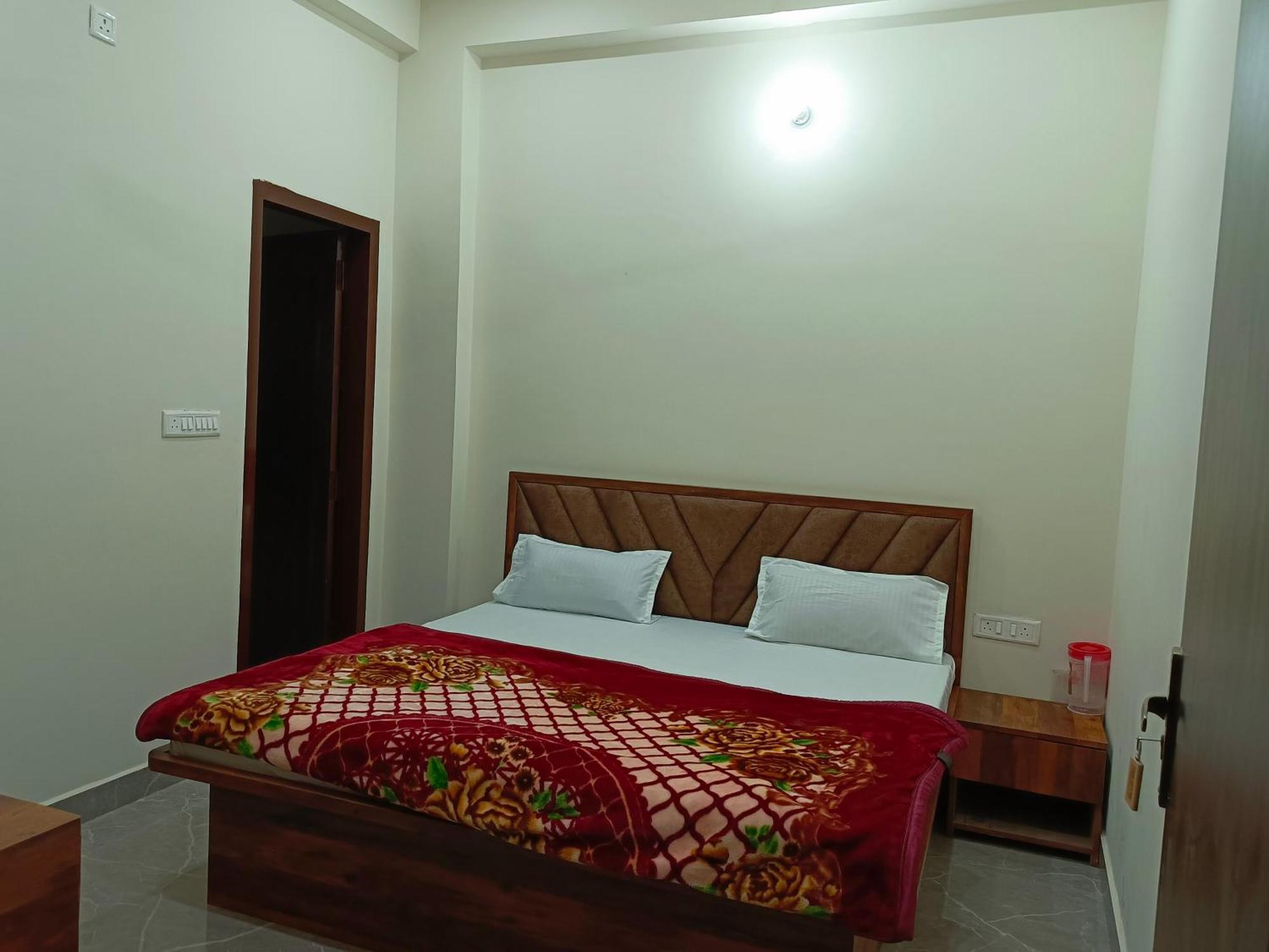 Shri Girraj Residency Hotel Mathura Kültér fotó