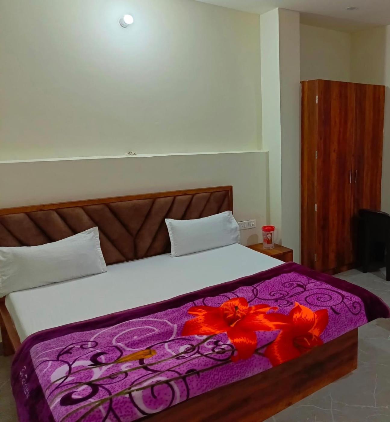 Shri Girraj Residency Hotel Mathura Kültér fotó