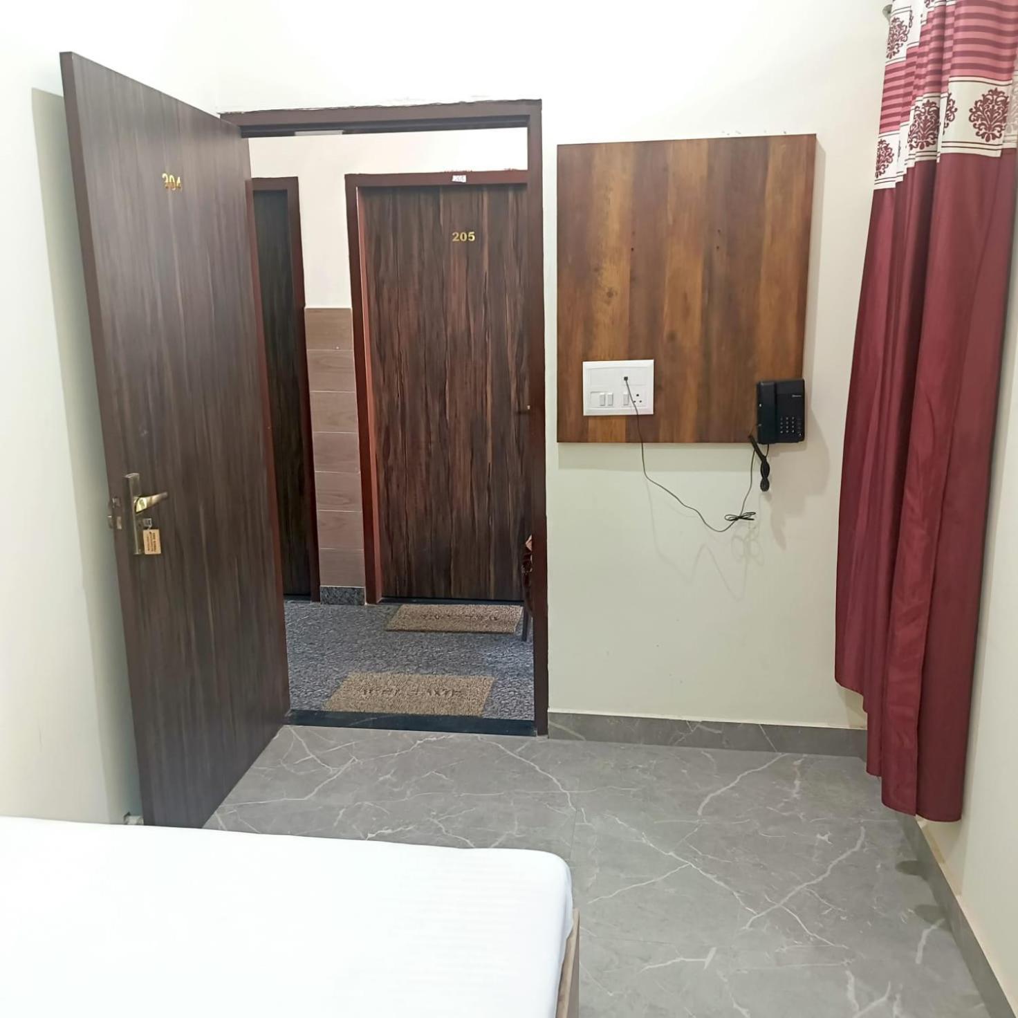 Shri Girraj Residency Hotel Mathura Kültér fotó